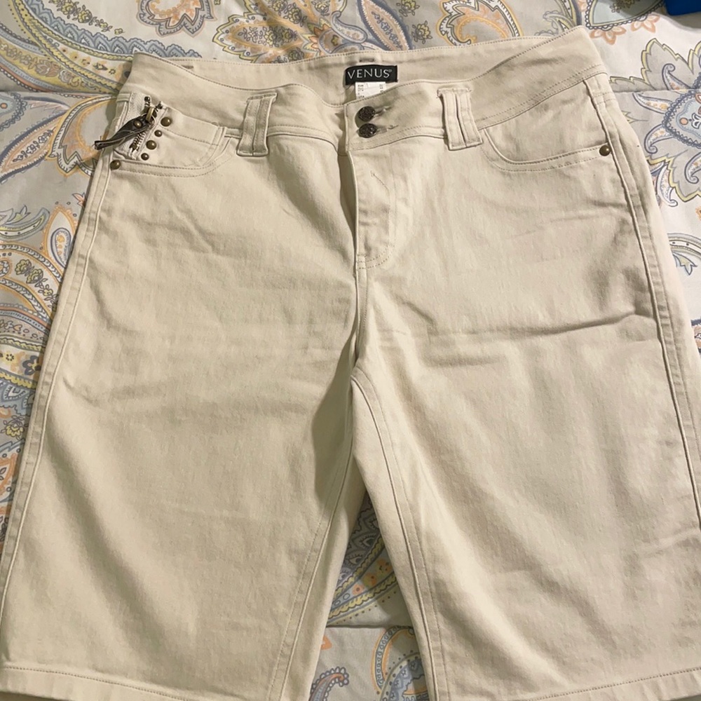 Venus beige shorts - Bermuda style